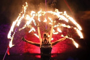 Spettacolo Medievale con fuoco di piazza &quot;La Strega e L&#039;Inquisitore&quot;