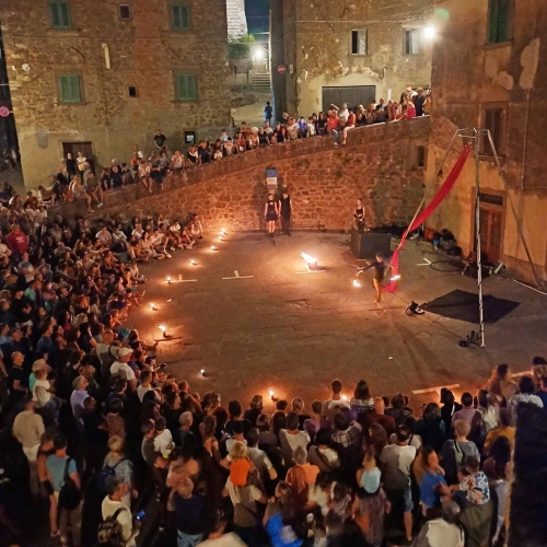 Spettacolo in piazza di fuoco con pubblico 